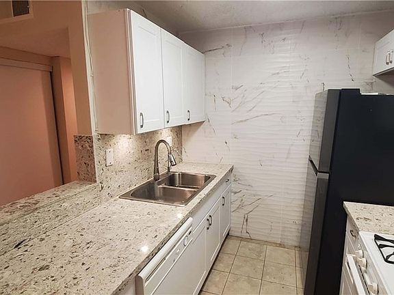 3rd image of 18620 Hatteras St Unit 148