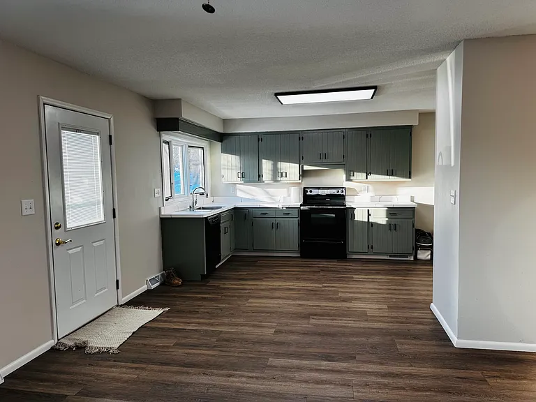 59 Fleetwood Rd NW — Photo 5