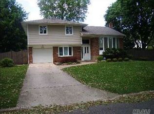 9 Van Alst Pl, Melville, NY 11747