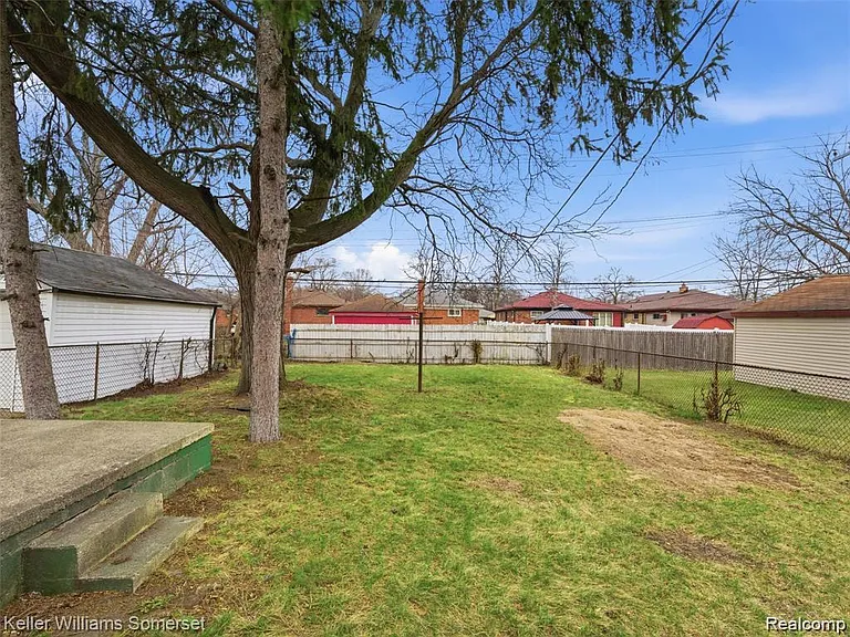 20271 Grandville Ave — Photo 16