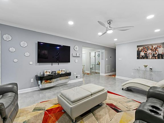 5th image of 10 Fourwood Ct