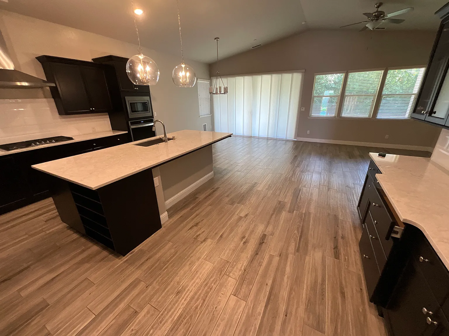 3 bed, 2600 sqft, $3,750 — Photo 4