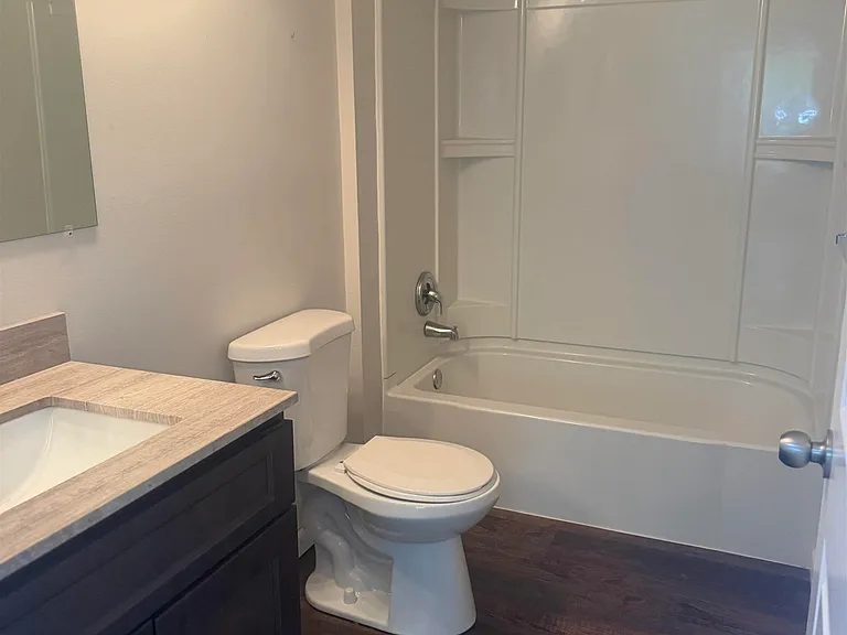 217 Colonial Ct — Photo 9