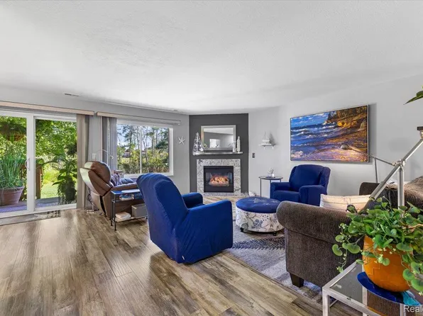 4884 Ashley Ln, Waterford Township, MI 48329