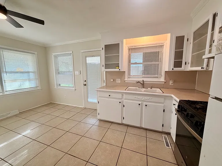 516 Kerr St — Photo 6