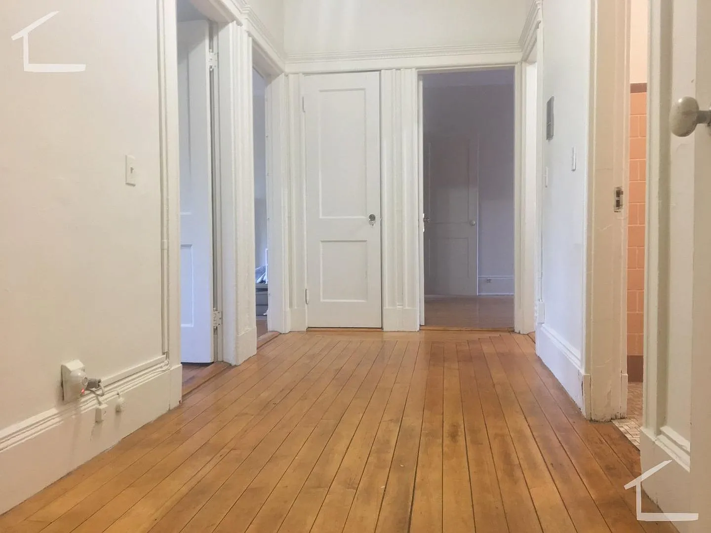 No Brokers Fee, No Security Deposit, Heat, Hot Water Included, Laundry on a Site, Parking for Rent — Photo 3