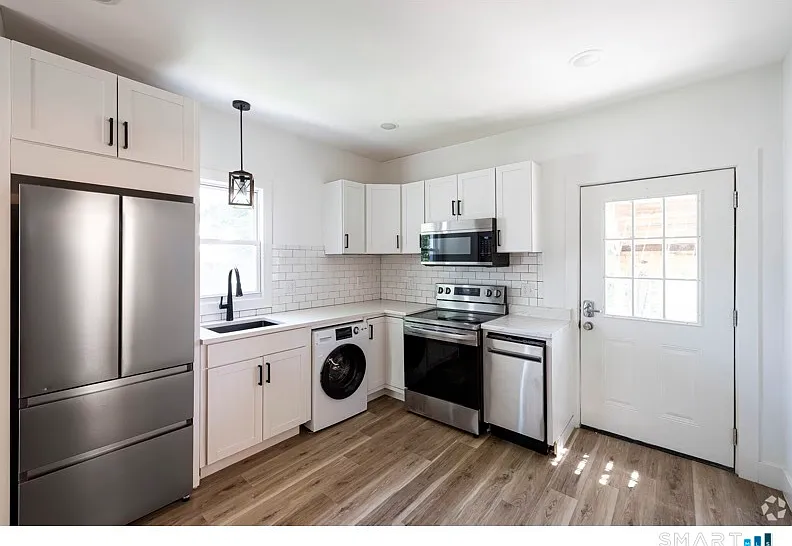 2 bed, 1.0 bath, 8160 sqft, $1,900 — Photo 2