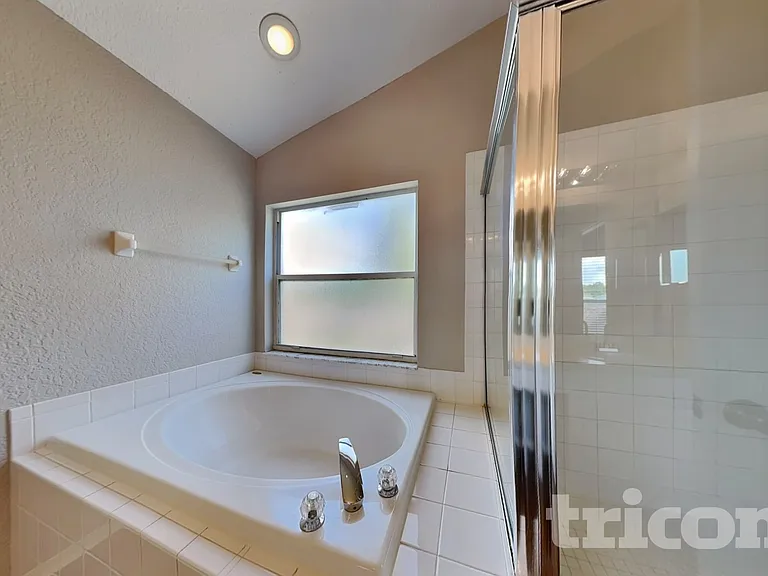 1124 Vinetree Dr — Photo 12