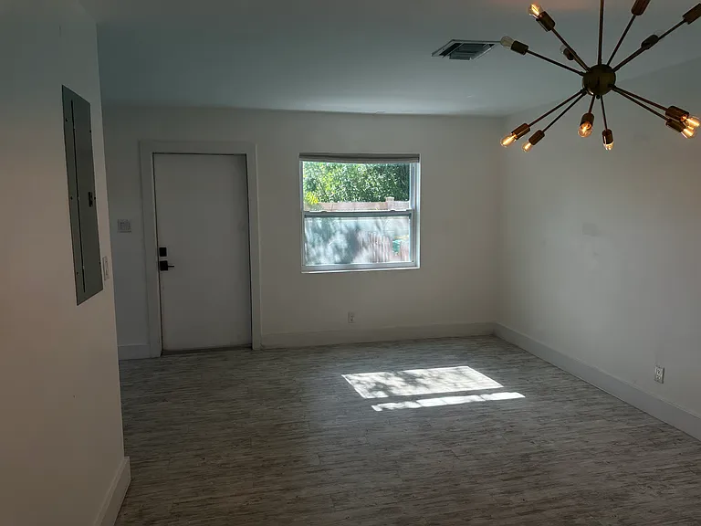35 SW 6th St #2 — Photo 13