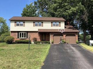 7 Huntington Dr, Niskayuna, NY 12309