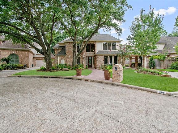 Enjoy the quiet street and feel the comfort in knowing this street of homes was HIGH and DRY!