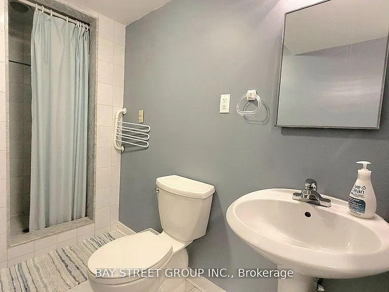 37 Sir Bodwin Pl #LOWER — Photo 10