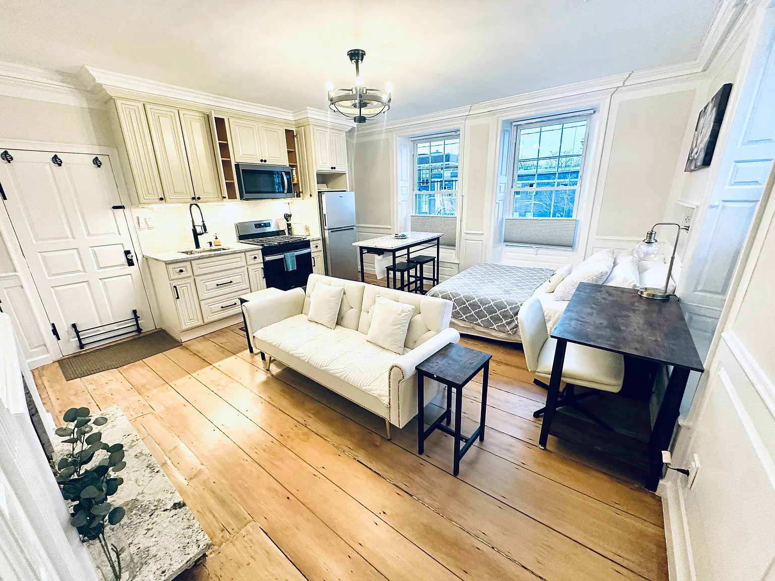 Studio, 300 sqft, $2,435 — Photo 1