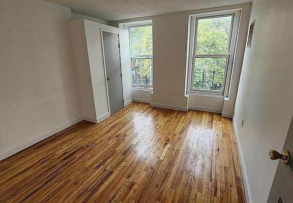 3rd image of 227 Marion St #2