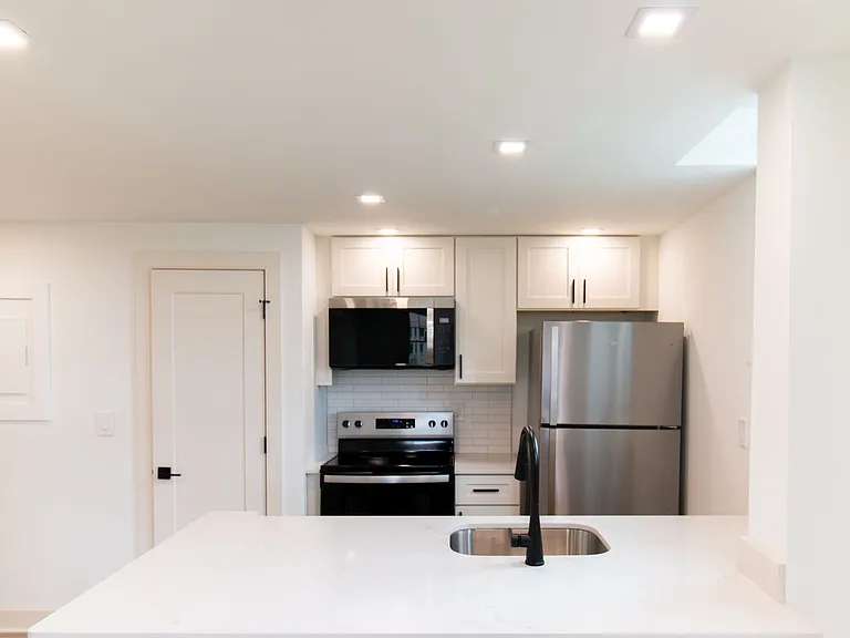 Huntington Apartments — Photo 31