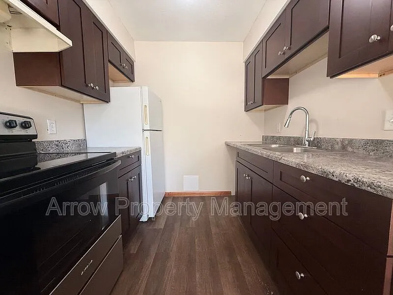 2 bed, 1.0 bath, $895 — Photo 2