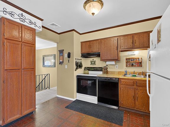 5th image of 4 Pine View Road