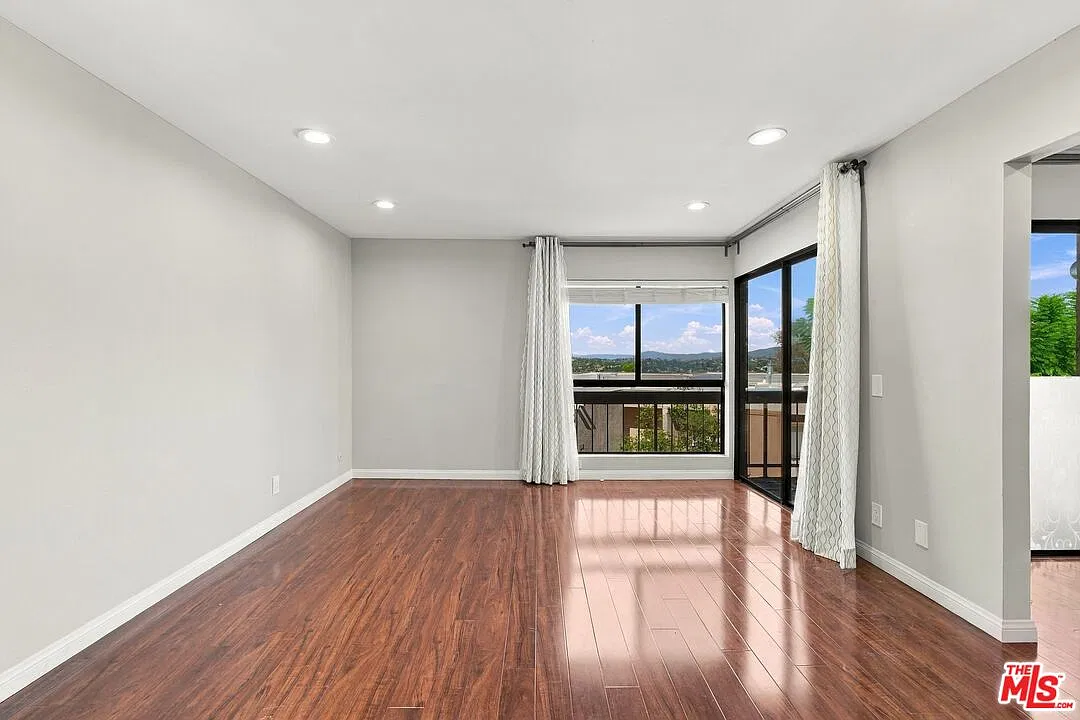 3 bed, 3.0 bath, 1649 sqft, $4,500 — Photo 4