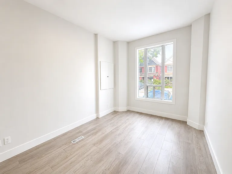 482 King William St — Photo 8