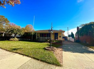 114 Lyons Dr, Troy, MI 48083