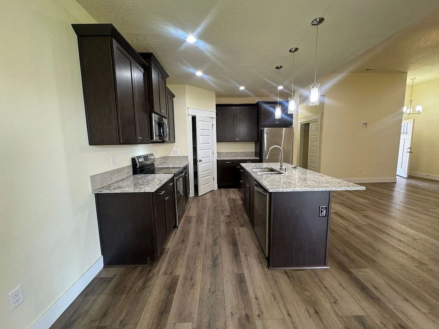 3 bedroom 2 bath Home in Quincy — Photo 4