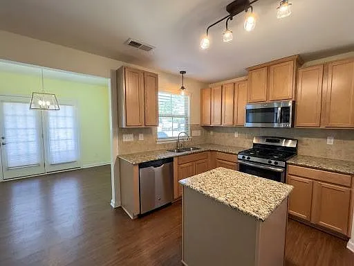 3 bed, 2.5 bath, 1839 sqft, $2,150 — Photo 4