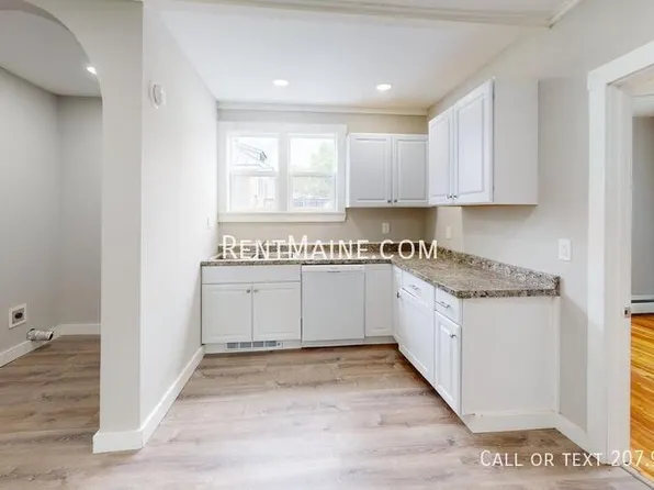 6 Woodman Ave APT 1, Fairfield, ME 04937