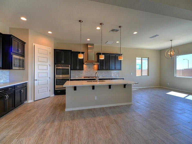 9409 W Daley Ln — Photo 4