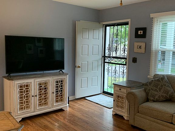 3rd image of 102 Parkwood Dr