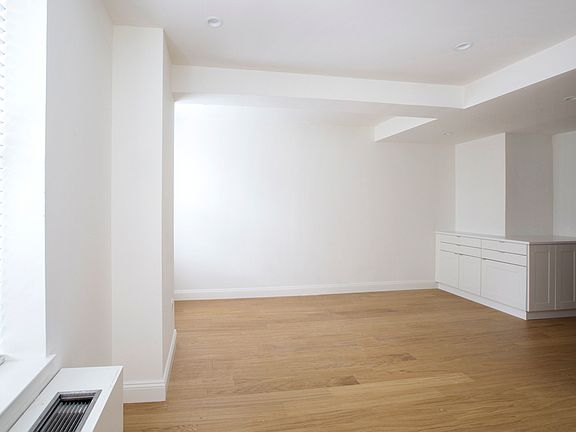 3rd image of 150 W 51st St APT 1118
