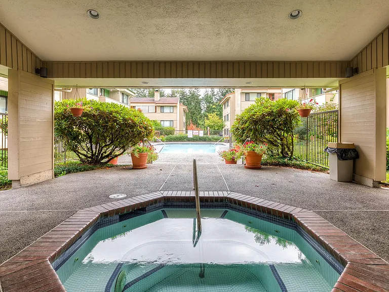 Year round jacuzzi