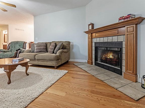 5th image of 100 Rolling Meadows Dr