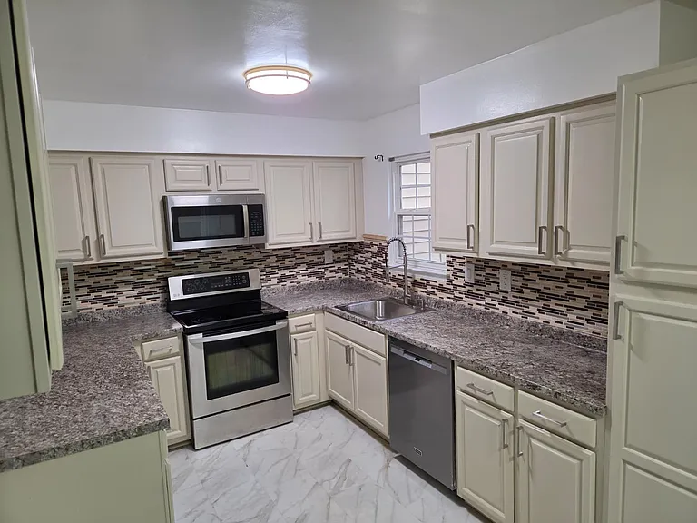 18 Hunters Gate Ct — Photo 2