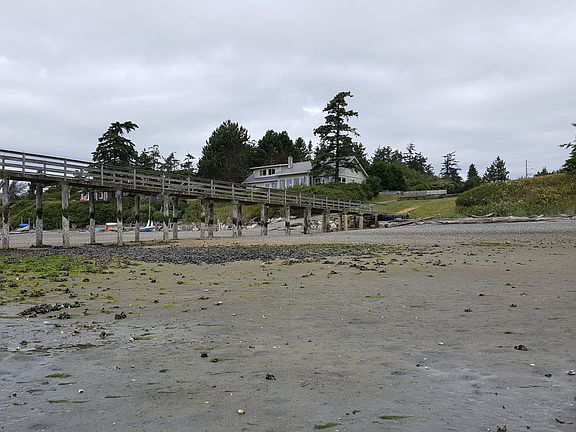 Penn Cove beach and Rolling Hills dock that has a boat launch and private beach park next to the duplex.