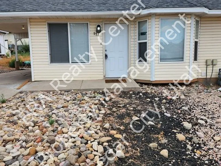 114 W Sunset Dr — Photo 3