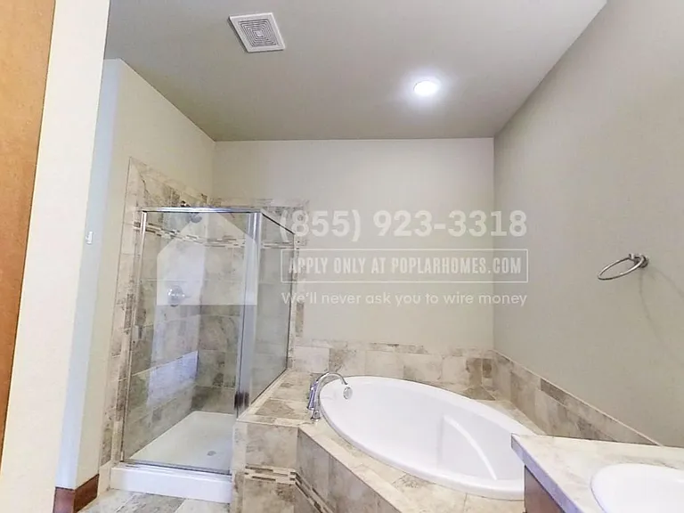 3800 NE 3rd Pl — Photo 5