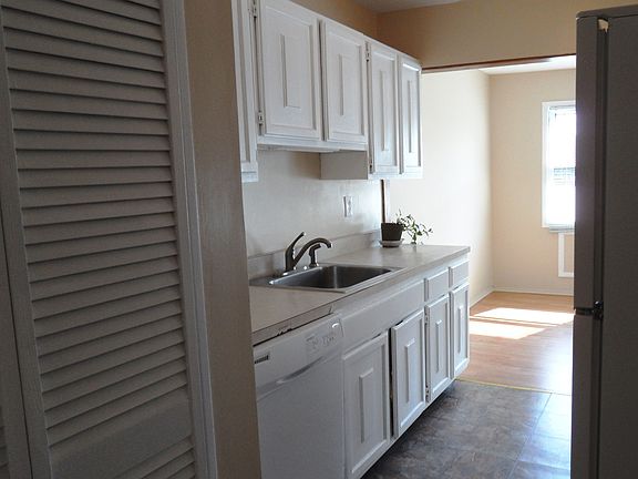 NICE BRIGHT WHITE KITCHEN WITH LOTS OF LIGHT