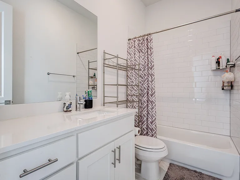 114 E Chester Ct — Photo 16