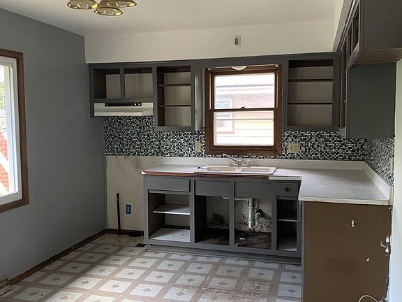 3rd image of 813 Pleasantwood Dr