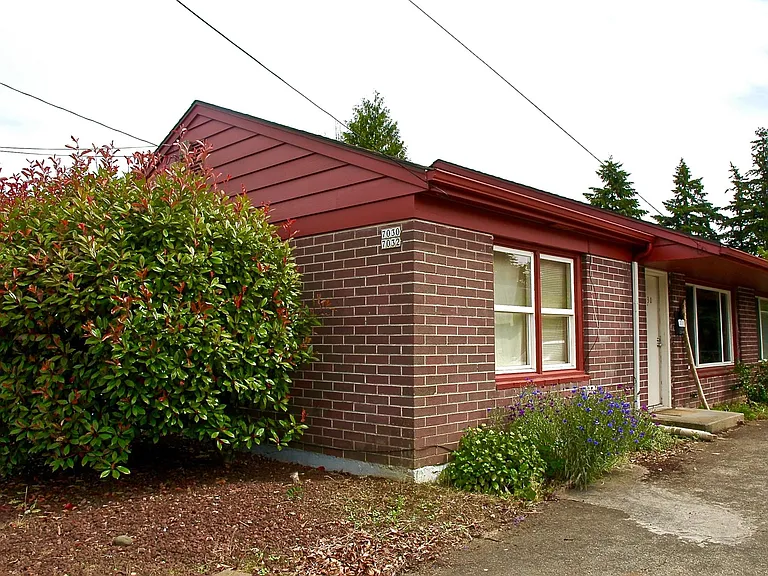7030 SE Woodward St — Photo 2
