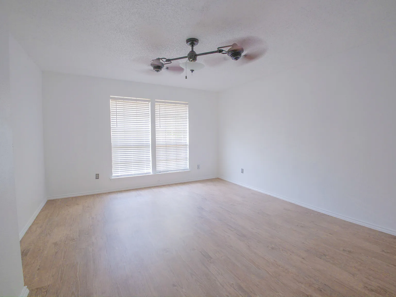 3 bed, 2.5 bath, 1550 sqft, $1,900 — Photo 4