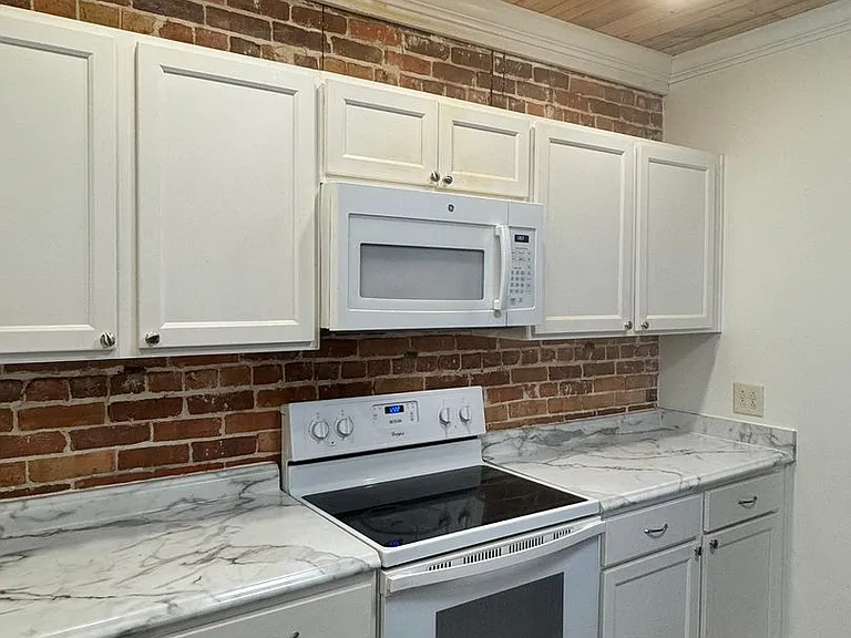 33 W Oak St #A — Photo 5