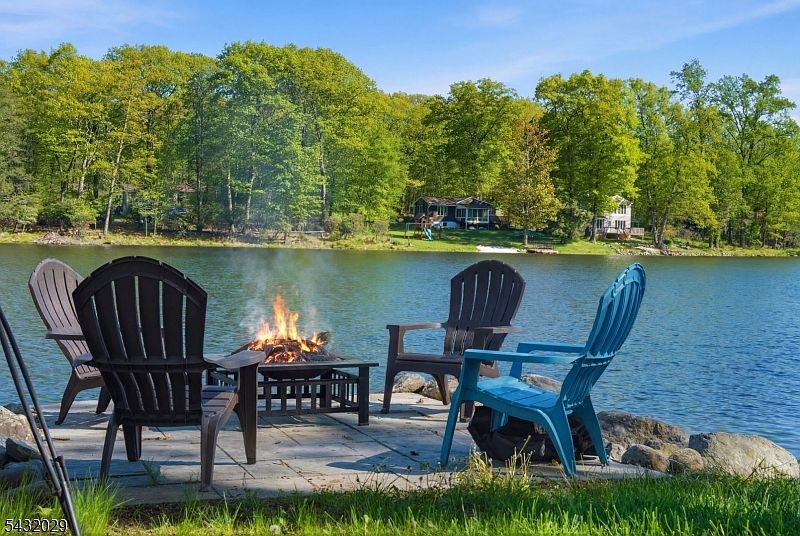 1st image of 931 Plymouth Lake Dr