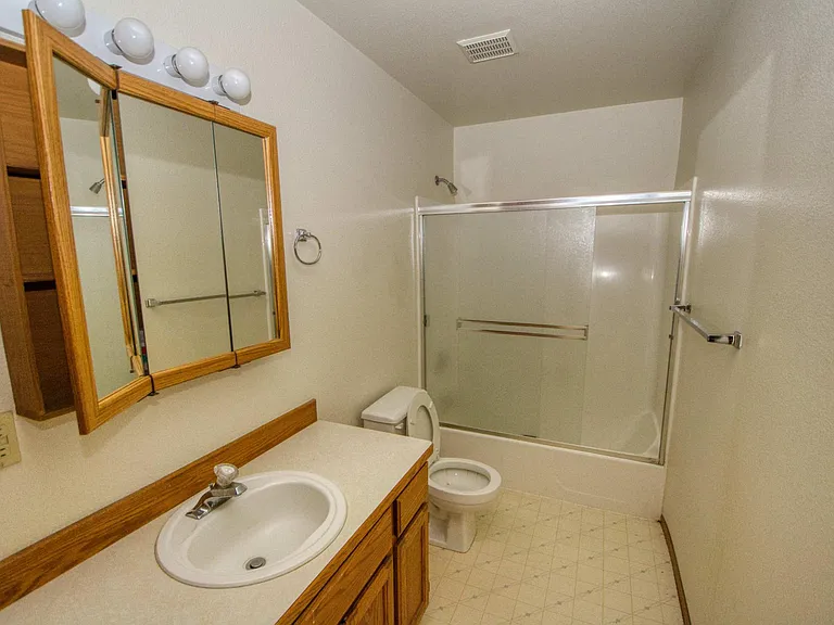 153 N Broadway St — Photo 9