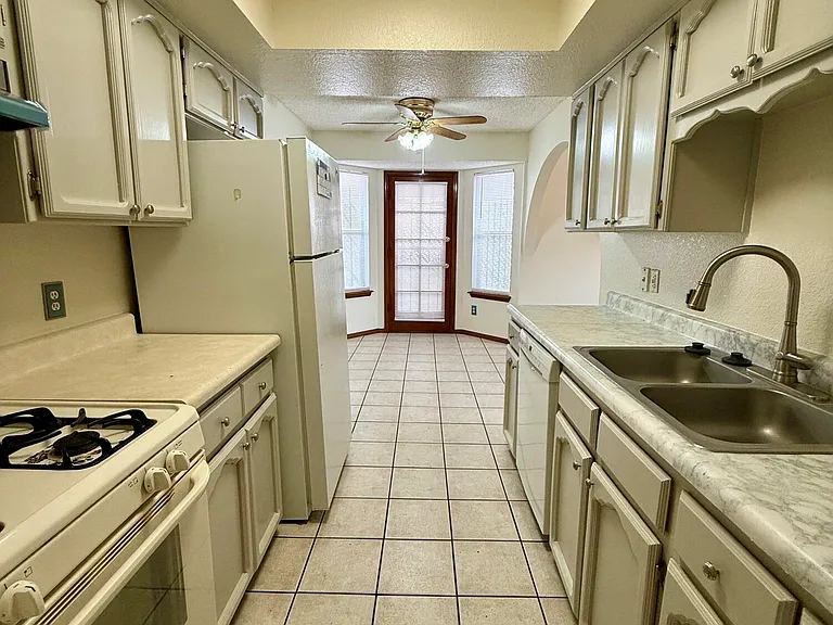 764 Colchester Dr — Photo 11
