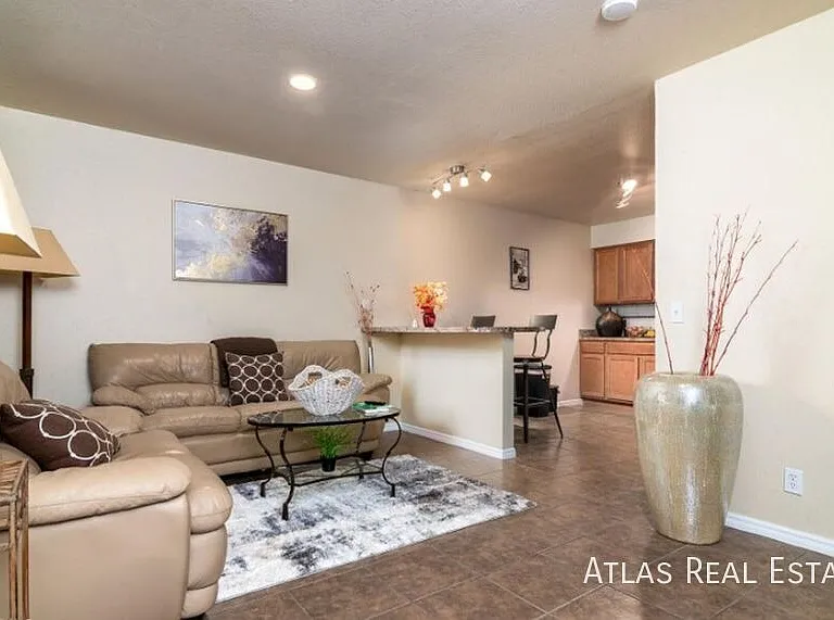 530 W La Jolla Dr — Photo 1