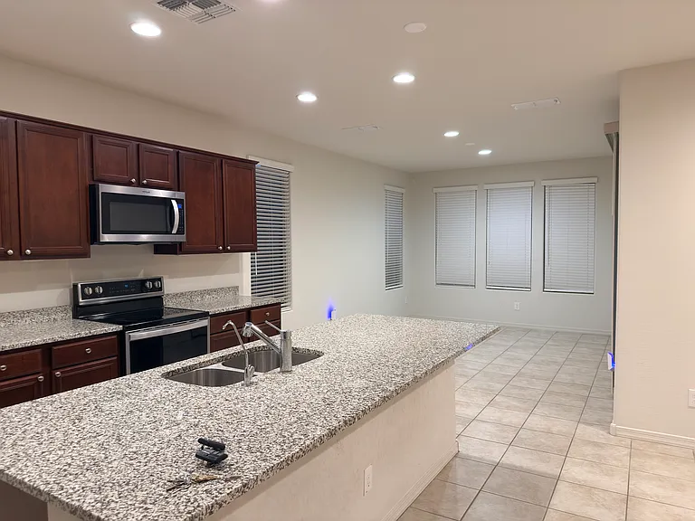 8744 W Rancho Dr — Photo 4