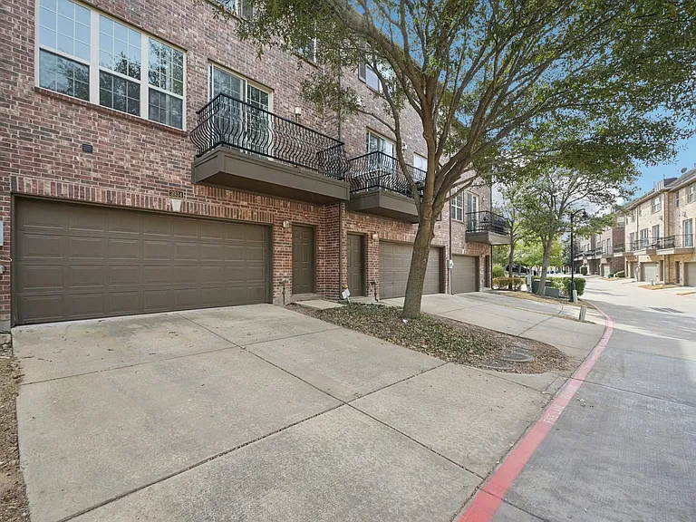 3934 Amberwood Dr — Photo 36