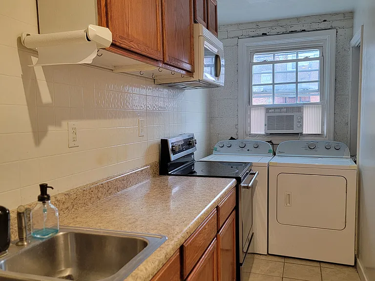 929 W Grace St #2 — Photo 6