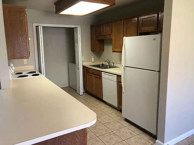 1942 N Pine Valley Dr — Photo 2
